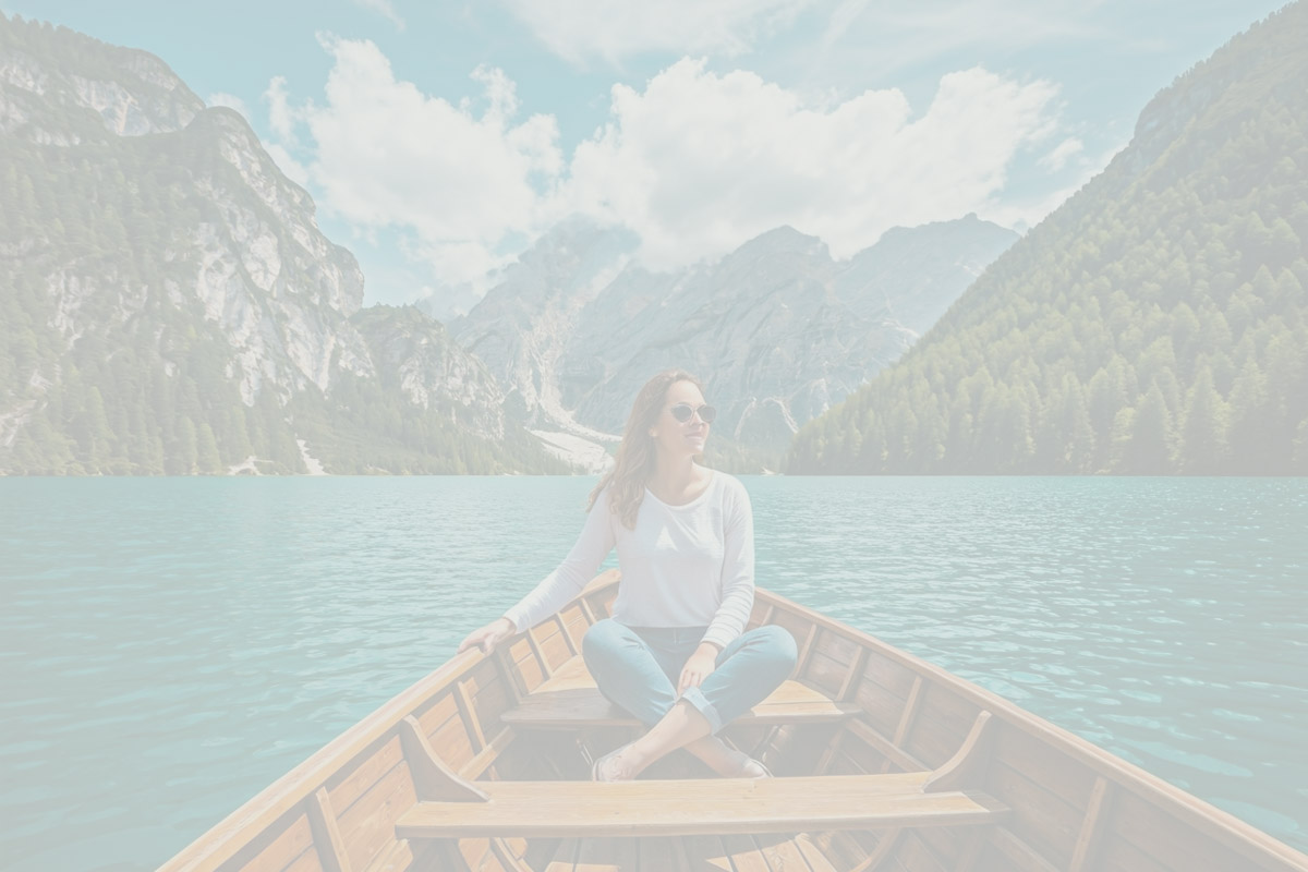 Mujer en bote, turista por el mundo
