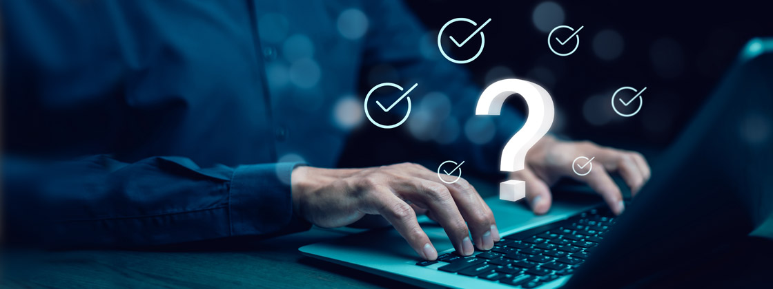 Manos sobre teclado de computador, laptop, Preguntas Frecuentes