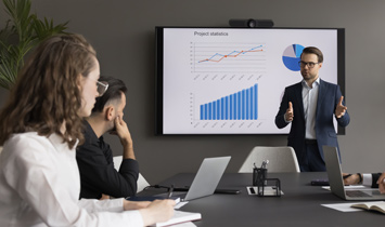 Calificaciones de Riesgo - Presentación de negocios - Ejecutivos en reunión